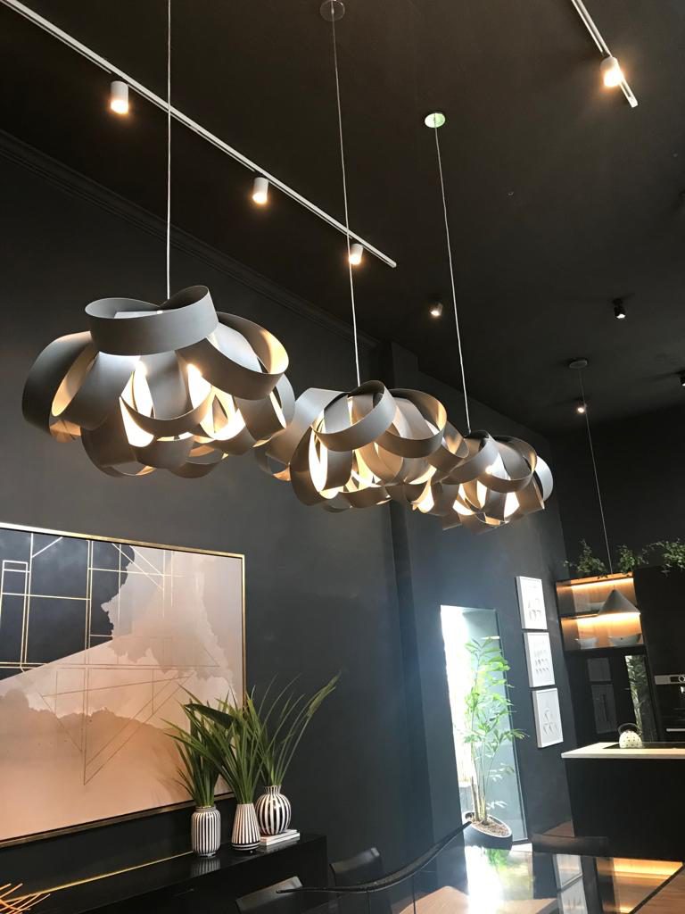Lámparas colgantes de diseño en el living.